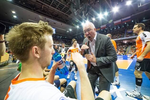 Berlin, Deutschland, 29.03.2015: Volleyball CEV Champions League Final 4 2015 - Spiel um Platz 3 4 BR Volleys - PGE Skra Belchatow. Trainer Mark Lebedew (BR Volleys) bei einer Auszeit