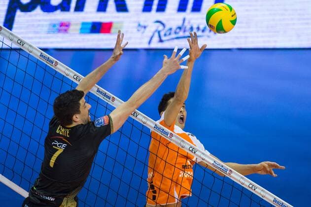 29.03.2015, Unter den Linden, Berlin Volleyball, 2015 CEV Volleyball Champions League, Final Four, Spiel Platz 3 4, BR Volleys (GER) vs. PGE Skra Belchatow (POL) Block Facundo Conte ( 7 Belchatow POL) - Zuspiel Kawika Shoji ( 7 Berlin)