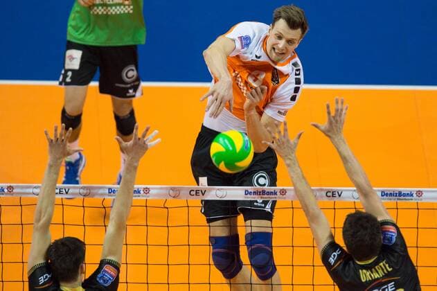 29.03.2015, Unter den Linden, Berlin Volleyball, 2015 CEV Volleyball Champions League, Final Four, Spiel Platz 3 4, BR Volleys (GER) vs. PGE Skra Belchatow (POL) Angriff Robert Kromm ( 3 Berlin) - Block Doppelblock Scott Srecko Lisinac ( 1 Belchatow POL), Nicolas Uriarte ( 10 Belchatow POL)
