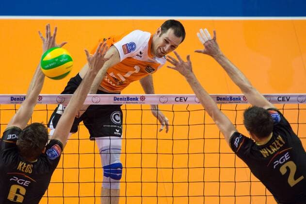29.03.2015, Unter den Linden, Berlin Volleyball, 2015 CEV Volleyball Champions League, Final Four, Spiel Platz 3 4, BR Volleys (GER) vs. PGE Skra Belchatow (POL) Angriff Scott Joseph Touzinsky ( 1 Berlin) - Block Doppelblock Karol Klos ( 6 Belchatow POL), Mariusz Wlazly ( 2 Belchatow POL)