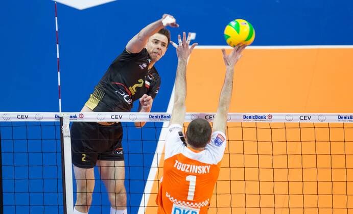 Berlin, Deutschland, 29.03.2015: Volleyball CEV Champions League Final 4 2015 - Spiel um Platz 3 4 BR Volleys - PGE Skra Belchatow. Mariusz Wlazly (Belchatow 2) gegen den Block aus Scott Joseph Touzinsky (BR Volleys 1)