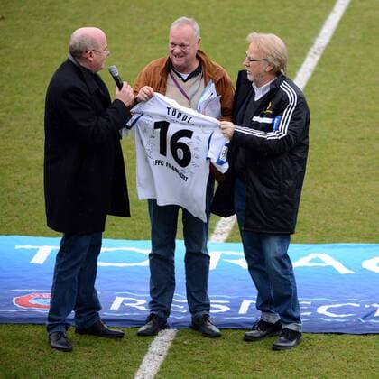 29.03.2015 Frankfurt, Stadion am Brentanobad 1. Frauenbundesliga, Saison 2014 2015 UEFA Women’s Champions League, 2014 2015, Quarter Finals 1. FFC Frankfurt gegen Bristol Academy WFC Dank für16 Jahre Moderation für Rolf Töpperwien von Manager Siegfried Dietrich und Vorsitzender Bodo Adler (FFC Frankfurt)