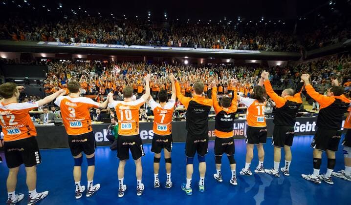 Berlin, Deutschland, 29.03.2015: Volleyball CEV Champions League Final 4 2015 - Spiel um Platz 3 4 BR Volleys - PGE Skra Belchatow. Schlussjubel BR Volleys mit Fans