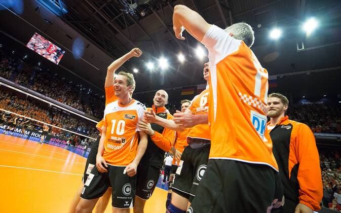 Berlin, Deutschland, 29.03.2015: Volleyball CEV Champions League Final 4 2015 - Spiel um Platz 3 4 BR Volleys - PGE Skra Belchatow. Die BR Volleys bejubeln den Sieg im Spiel um Platz 3 mit Sebastian Kühner Kuehner (BR Volleys 10), Aleksandar Spirovski (BR Volleys 4), Robert Kromm (BR Volleys 3), Felix Fischer (BR Volleys 6), Rob Bontje (BR Volleys 17), Christian Dünnes Duennes (BR Volleys 16)