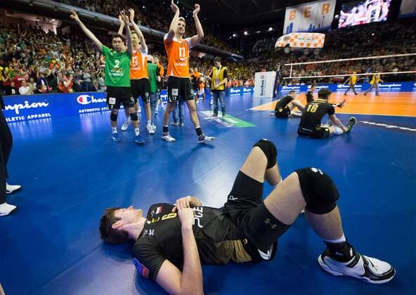Berlin, Deutschland, 29.03.2015: Volleyball CEV Champions League Final 4 2015 - Spiel um Platz 3 4 BR Volleys - PGE Skra Belchatow. Die BR Volleys bejubeln den Sieg im Spiel um Platz 3, unten Karol Klos (Belchatow 6) frustriert