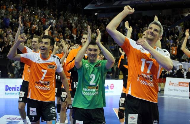 Kawika Shoji (BR Volleys), Erik Shoji (BR Volleys), Rob Bontje (BR Volleys), jubeln nach dem Sieg BR Volleys Berlin-PGE Skra Belchatow Volleyball CEV Champions League 2014 2015, CEV Deniz Bank, Final Four, Spiel um Platz 3, kleines Finale Herren, Männer, Maenner, men, Volleyball, Deutschland, Germany, Max-Schmeling-Halle Berlin, 29.3.2015