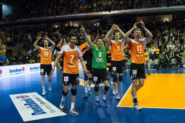 Sebastian Kuehner, Kawika Shoji, Erik Shoji, Robert Kromm und Rob Bontje jubeln, Berlin Recycling Volleys vs PGE Skra BELCHATOW, Champions League Final 4, Kleines Finale, Berlin, Max-Schmeling-Halle, 29.03.2015 EP_nwr