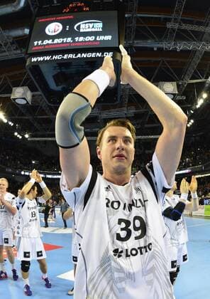 29.03.2015 - Handball - 1. Bundesliga HBL - Saison 2014 2015 - 27. Spieltag: HC Erlangen HCE - THW Kiel - - Filip Jicha (39, THW Kiel ) klatscht zu Fans nach Spielende