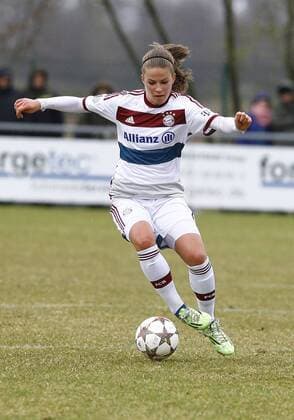 SC Sand - FC Bayern München Melanie LEUPOLZ, FCB am Ball, Freisteller, Einzelbild, Aktion hoch, Fußball, Frauen, Allianz-Frauen-Bundesliga Saison 2014 2015
