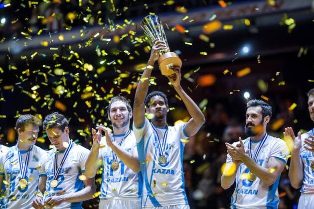 Berlin, Deutschland, 29.03.2015: Volleyball CEV Champions League Final 4 2015 - Finale Siegerehrung. Wilfredo Leon Venero (Kazan 9) jubelt mit Pokal. v.li. Igor Kobzar (Kazan 13), Victor Poletaev (Kazan 12), Andrey Aschev (Kazan 11), Wilfredo Leon Venero (Kazan 9), Mir Saeid Marouflakrani (Kazan 8)