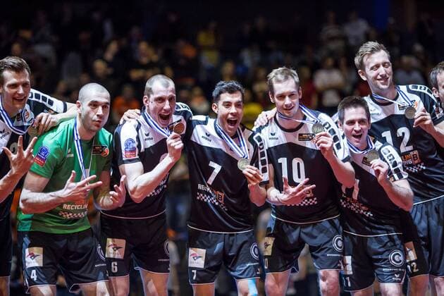Berlin, Deutschland, 29.03.2015: Volleyball CEV Champions League Final 4 2015 - Finale Siegerehrung. Das Team der BR Volleys bejubelt den 3. Platz: v.li. Robert Kromm (BR Volleys 3), Aleksandar Spirovski (BR Volleys 4), Felix Fischer (BR Volleys 6), Kawika Shoji (BR Volleys 7), Sebastian Kühner Kuehner (BR Volleys 10), Martin Krystof (BR Volleys 11), Paul Carroll (BR Volleys 12)