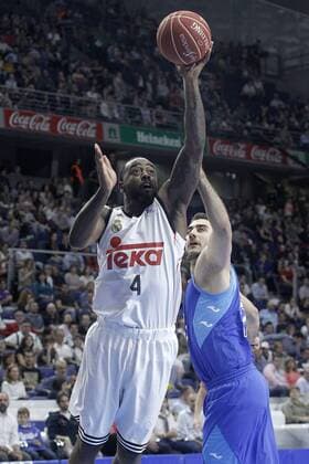 Real Madrid s K.C. Rivers (l) and Movistar Estudiantes Pietro Aradori during Liga Endesa ACB match.March 29,2015.  (20150302901)