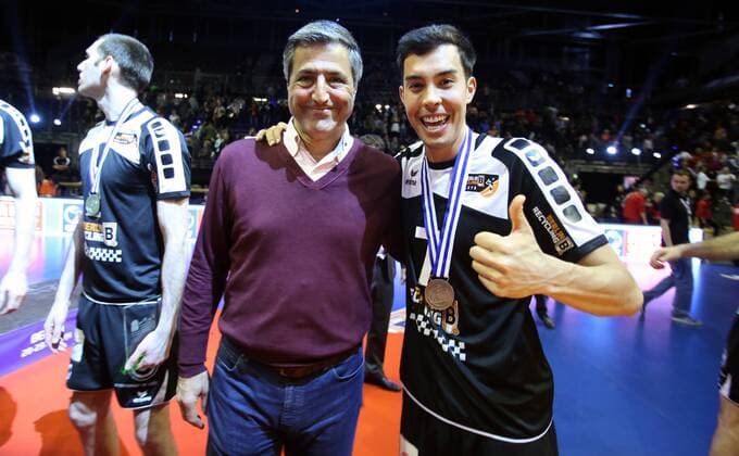 Kaweh Niroomand (Manager BR Volleys), links Kawika Shoji (BR Volleys), jubeln und freuen sich nach dem Spiel BR Volleys Berlin-PGE Skra Belchatow Volleyball CEV Champions League 2014 2015, CEV Deniz Bank, Final Four, Spiel um Platz 3, kleines Finale Herren, Männer, Maenner, men, Volleyball, Deutschland, Germany, Max-Schmeling-Halle Berlin, 29.3.2015