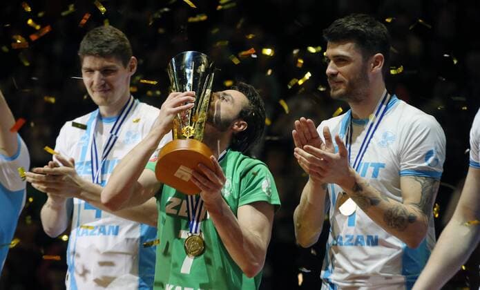 Teodor Salpara (Zenit Kazan), kuesst den Siegerpokal Volleyball CEV Champions League 2014 2015, CEV Deniz Bank, Final Four, Spiel um Platz 3, kleines Finale Herren, Männer, Maenner, men, Volleyball, Deutschland, Germany, Max-Schmeling-Halle Berlin, 29.3.2015