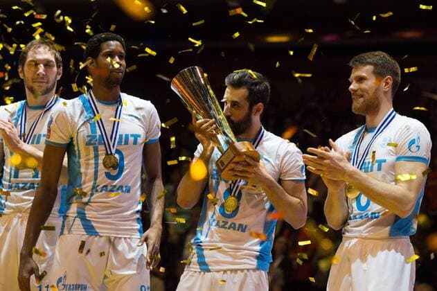 29.03.2015, Max Schmeling Halle, Berlin Volleyball, 2015 CEV Volleyball Champions League, Final Four, Siegerehrung Andrey Ashchev ( 11 Kazan RUS), Wilfredo Leon ( 9 Kazan RUS), Mir Saeid Marouflakrani ( 8 Kazan RUS) mit Pokal Trophy, Evgeny Sivozhelez ( 6 Kazan RUS)