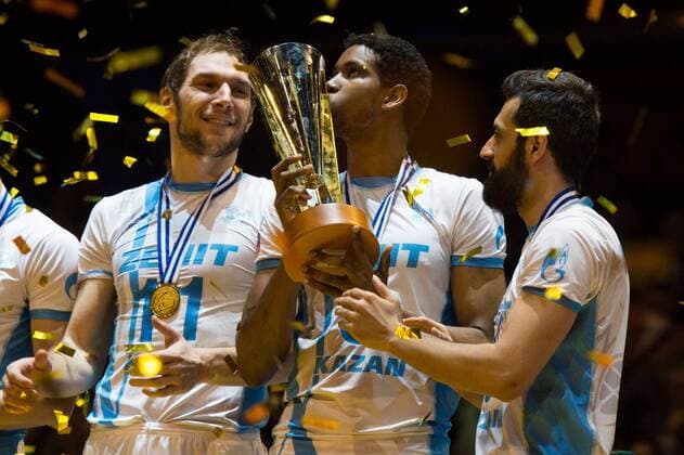 29.03.2015, Max Schmeling Halle, Berlin Volleyball, 2015 CEV Volleyball Champions League, Final Four, Siegerehrung Andrey Ashchev ( 11 Kazan RUS), Wilfredo Leon ( 9 Kazan RUS) mit Pokal Trophy, Mir Saeid Marouflakrani ( 8 Kazan RUS)