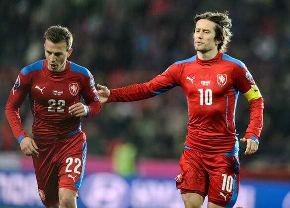 28. Maerz 2015: Prag, Fussball EM-Qualifikation Tschechien - Lettland: Tschechiens Tomas Rosicky (r) und Vladimir Darida laufen zum Eckball.