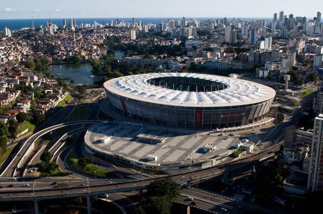 SALVADOR, BA - 03 29 2015: Arena Fonte Nova - Heimspielstätte von EC Bahia mit Stadtkulisse -  MauroxAkinxNassor