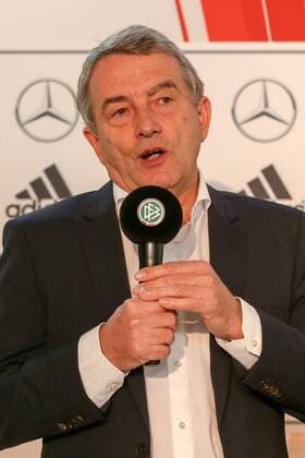 Wolfgang Niersbach (DFB-Präsident) spricht, redet am DFB Mikrofon, Fussball, Pressekonferenz DFB-Frauen, DFB-Zentrale, xozx