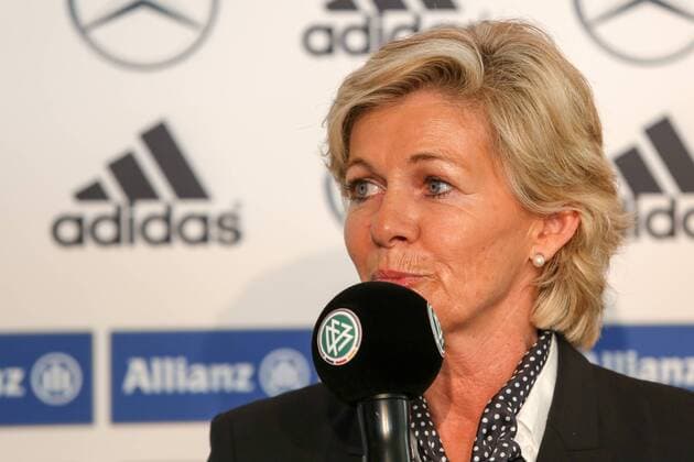 Silvia Neid (Bundestrainerin, DFB-Trainerin) am Mikrofon, Fussball, Pressekonferenz DFB-Frauen, DFB-Zentrale, xozx