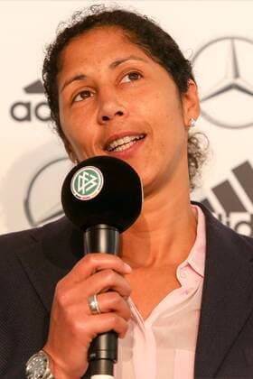 Steffi Jones (DFB-Direktorin Mädchenfußball und Frauenfußball) wird Bundestrainerin nach den Olympischen Spielen 2016, am Mikrofon des DFB, spricht, redet, Fussball, Pressekonferenz DFB-Frauen, DFB-Zentrale, xozx
