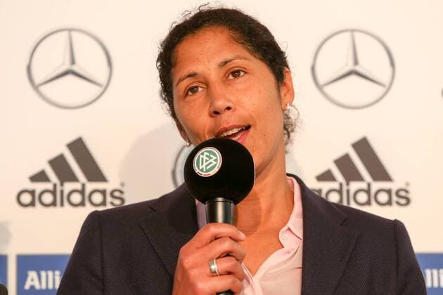 Steffi Jones (DFB-Direktorin Mädchenfußball und Frauenfußball) wird Bundestrainerin nach den Olympischen Spielen 2016, am Mikrofon des DFB, spricht, redet, Fussball, Pressekonferenz DFB-Frauen, DFB-Zentrale, xozx