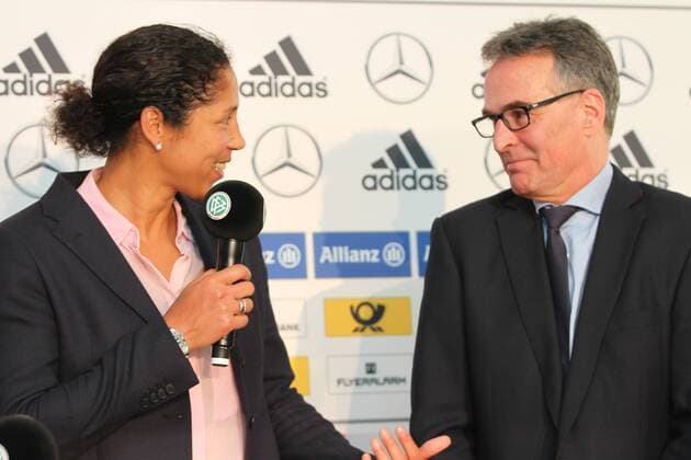30.03.2015 Frankfurt, DFB-Zentrale Deutscher Fußball-Bund (DFB), Frauennationalmannschaft Planungen vor der Frauen-WM 2015 in Kanada - Trainerwechsel 2016 noch DFB-direktorin und ab 2016 Bundestrainerin Steffi Jones hier mit DFB-Generalsekretär Helmut Sandrock