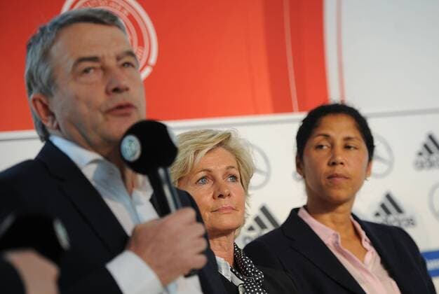 30.03.2015, xfux, Fussball, DFB Pressekonferenz Damen, v.l. DFB Praesident Wolfgang Niersbach (Deutsche Fussball Bund), Trainerin Silvia Neid ((Deutsche Fussball Nationalmanschaft Damen), Neue Trainerin Steffi Jones (Deutsche Fussball Nationalmanschaft Damen)