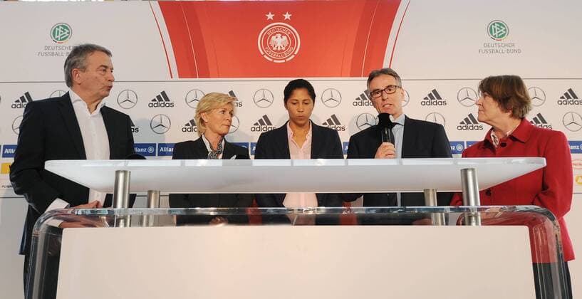 30.03.2015, xfux, Fussball, DFB Pressekonferenz Damen, v.l. DFB Praesident Wolfgang Niersbach (Deutsche Fussball Bund), Trainerin Silvia Neid (Deutschland), Neue Trainerin Steffi Jones (Deutsche Fussball Nationalmanschaft Damen), Helmut Sandrock (Generalsekräter, Deutsche Fussball Bund), Vize Praesidentin Hannelore Ratzeburg (Vizepraesidentin für Frauen- und Mädchenfußball Deutscher Fussball Bund DFB)