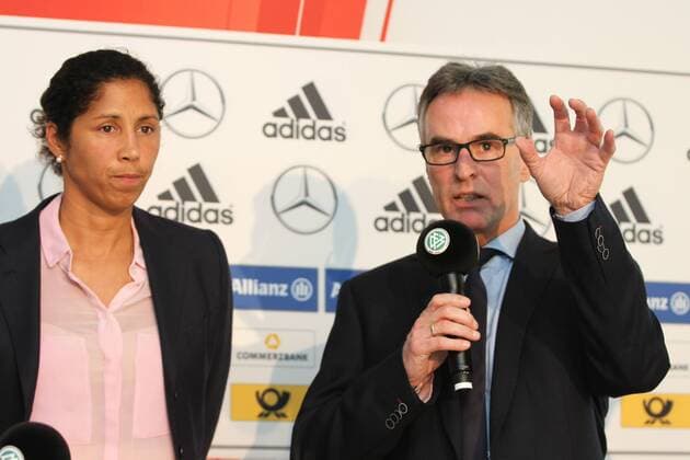 30.03.2015 Frankfurt, DFB-Zentrale Deutscher Fußball-Bund (DFB), Frauennationalmannschaft Planungen vor der Frauen-WM 2015 in Kanada - Trainerwechsel 2016 DFB-Direktorin Steffi Jones DFB-Generalsekretär Helmut Sandrock,