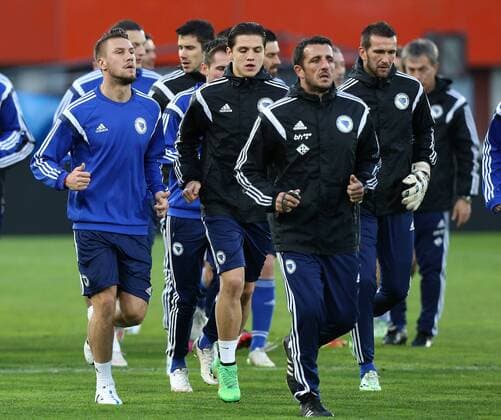 SOCCER - AUT vs BIH, friendly match VIENNA,AUSTRIA,30.MAR.15 - SOCCER - OEFB international match Länderspiel Austria vs Bosnia-Herzegovina, friendly match, preview, final training team BIH. Image shows Ermin Bicakcic and the player from BIH. GEPAxpictures xChristianxOrt 