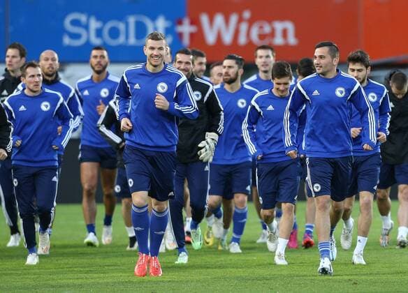 SOCCER - AUT vs BIH, friendly match VIENNA,AUSTRIA,30.MAR.15 - SOCCER - OEFB international match Länderspiel Austria vs Bosnia-Herzegovina, friendly match, preview, final training team BIH. Image shows Edin Dzeko, Anel Hadzic and the player from BIH. GEPAxpictures xChristianxOrt 