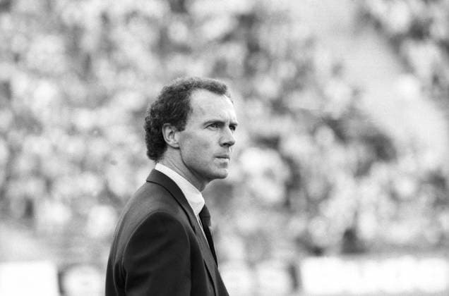 Franz Beckenbauer (Ex-Teamchef) 06 88 hör Franz Beckenbauer am 17. Juni 1988 während der Fußball-Europameisterschaft 1988 beim Spiel Deutschland gegen Spanien Uefa Europameisterschaft Fußballspiel Länderspiel EM EM88 Deutschland deutsch Deutscher Mann Fußball Trainer Fußballer Ex ehemalig ehemaliger Sportler Funktionär Fußballfunktionär Bayern München quer halb Portrait Profil stehend Halbprofil neutral sw