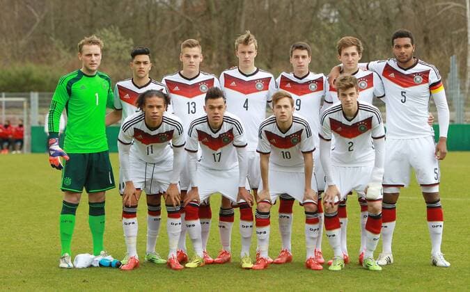 Fußball U19 Junioren EM-Qualifikation: Tschechische Republik - Deutschland, Soccer U19 Juniors EM Qualification Czech Republic - Germany, 31.03.2015, Wallddorf Germany, xmdx, U19 Natonalmannschaft Startelf, von links: Leroy SANE (11 , Deutschland, Germany FC Schalke 04), Devante PARKER (17 , Deutschland, Germany 1. FSV Mainz 05), Lucas CUETO ( 10 , Deutschland, GErmany 1. FC Koeln), Lukas KLUENTER KLÜNTER ( , Deutschland, Germany 1. FC Koeln) , hintere Reihe Marius FUNK ( 1 ,Tor, Deutschland, Germany VfB Stuttgart), Nadiem AMIRI ( 7 , Deutschland, Germany, 1899 Hoffenheim) , Max CHRISTIANSEN (13 , Deutschland, Germany FC Ingolstadt), Lukas KLOSTERMANN ( 4, Deutschland, Germany RB Leipzig), Gianluca RIZZO ( 9 , Deutschland, Germany Borussia Moenchengladbach), Jonas FOEHRENBACH FÖHRENBACH (18 , Deutschland, Germany SC Freiburg), Kapitaen Jonathan TAH ( 5 , Deutschland, Germany Fortuna Duesseldorf) Tschechische Republik - Deutschland
