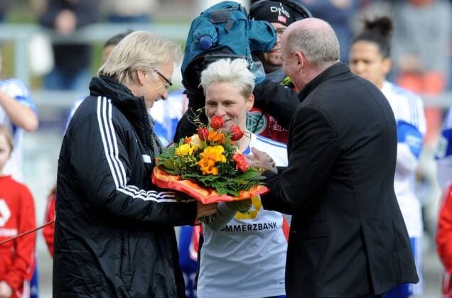 01.04.2015, xfux, Fussball DFB Pokal Halbfinale Damen, 1.FFC Frankfurt - Turbine Potsdam, v.l. Verabschiedung Praesident Vorstandsvorsitzender Bodo Adler (1.FFC Frankfurt), Jessica Fishlock (1.FFC Frankfurt), Manager Siegfried Dietrich (1.FFC Frankfurt)