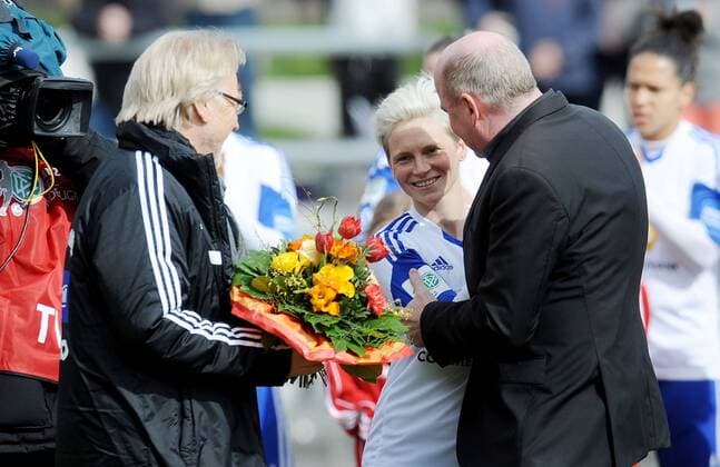01.04.2015, xfux, Fussball DFB Pokal Halbfinale Damen, 1.FFC Frankfurt - Turbine Potsdam, v.l. Verabschiedung Praesident Vorstandsvorsitzender Bodo Adler (1.FFC Frankfurt), Jessica Fishlock (1.FFC Frankfurt), Manager Siegfried Dietrich (1.FFC Frankfurt)