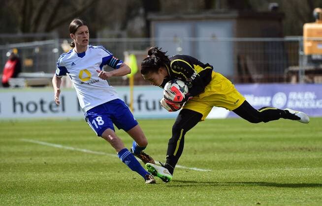01.04.2015, xjhx, Fussball DFB Pokal Halbfinale Damen, 1.FFC Frankfurt - Turbine Potsdam, v.l.Kerstin Garefrekes (1.FFC Frankfurt), Fei Wang (Turbine Potsdam)