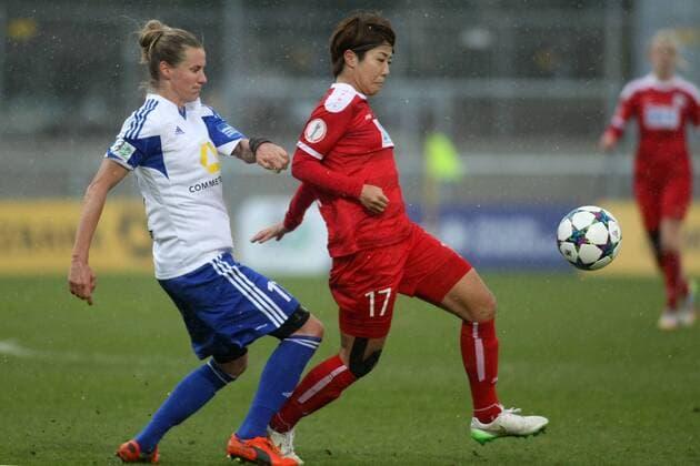 DFB-Pokal der Frauen, Halbfinale: 1. FFC Frankfurt - 1. FFC Turbine Potsdam am Mittwoch (01.04.2015) im Stadion am Brentanobad in Frankfurt am Main. Simone Laudehr (1. FFC Frankfurt, l), Asano Nagasato (1. FFC Turbine Potsdam).