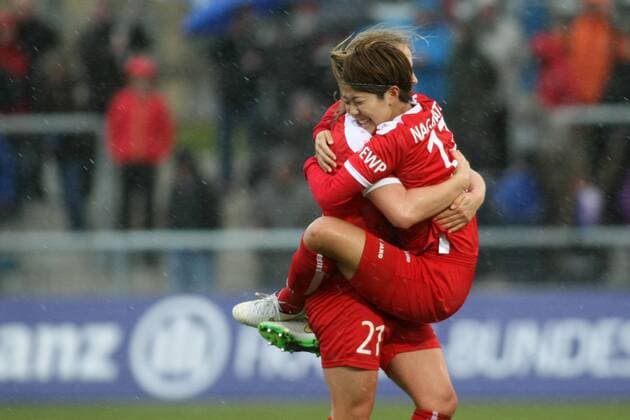 DFB-Pokal der Frauen, Halbfinale: 1. FFC Frankfurt - 1. FFC Turbine Potsdam am Mittwoch (01.04.2015) im Stadion am Brentanobad in Frankfurt am Main. Jubel Potsdam nach 1:0 durch Asano Nagasato (1. FFC Turbine Potsdam), auf den Armen von Tabea Kemme (1. FFC Turbine Potsdam).
