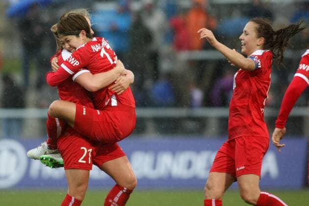 DFB-Pokal der Frauen, Halbfinale: 1. FFC Frankfurt - 1. FFC Turbine Potsdam am Mittwoch (01.04.2015) im Stadion am Brentanobad in Frankfurt am Main. Jubel Potsdam nach 1:0 durch Asano Nagasato (1. FFC Turbine Potsdam), auf den Armen von Tabea Kemme (1. FFC Turbine Potsdam).