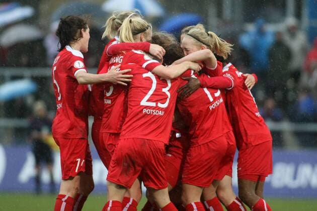 DFB-Pokal der Frauen, Halbfinale: 1. FFC Frankfurt - 1. FFC Turbine Potsdam am Mittwoch (01.04.2015) im Stadion am Brentanobad in Frankfurt am Main. Jubel Potsdam nach 1:0 durch Asano Nagasato (1. FFC Turbine Potsdam).
