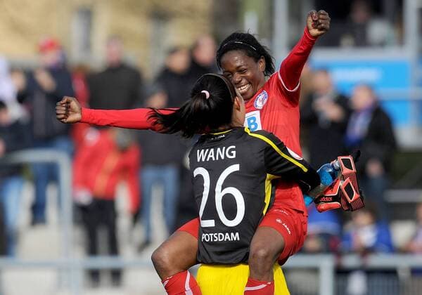 01.04.2015, xfux, Fussball DFB Pokal Halbfinale Damen, 1.FFC Frankfurt - Turbine Potsdam, v.l. Fei Wang (Turbine Potsdam), Genoveva Anonma (Turbine Potsdam) jubeln jubelt nach Spielende.