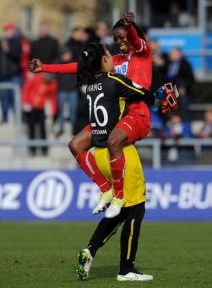 01.04.2015, xfux, Fussball DFB Pokal Halbfinale Damen, 1.FFC Frankfurt - Turbine Potsdam, v.l. Fei Wang (Turbine Potsdam), Genoveva Anonma (Turbine Potsdam) jubeln jubelt nach Spielende.