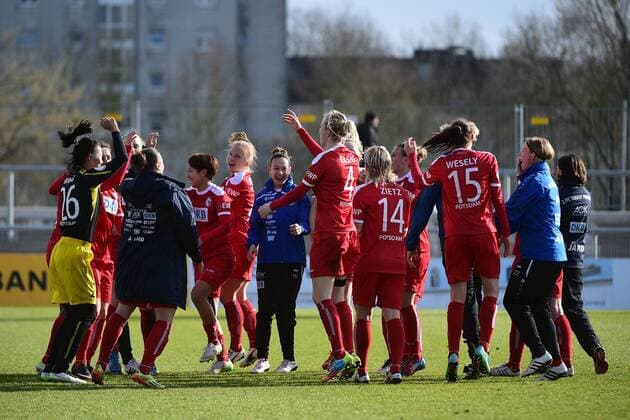 01.04.2015, xjhx, Fussball DFB Pokal Halbfinale Damen, 1.FFC Frankfurt - Turbine Potsdam, v.l. Potsdam jubeln jubelt nach Spielende.