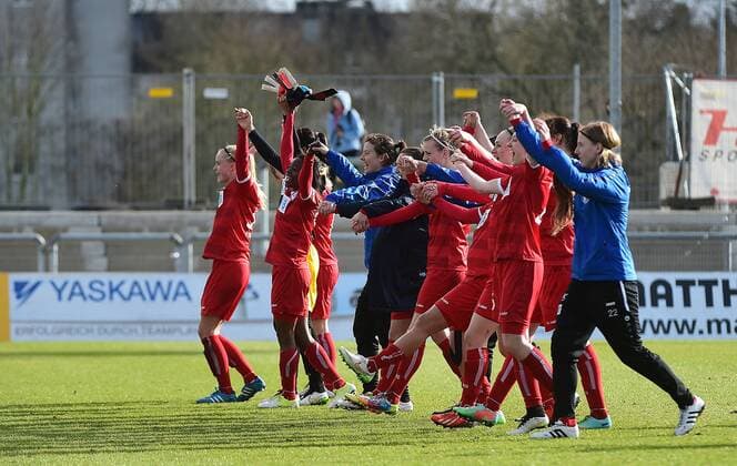 01.04.2015, xjhx, Fussball DFB Pokal Halbfinale Damen, 1.FFC Frankfurt - Turbine Potsdam, v.l. Potsdam jubeln jubelt nach Spielende.
