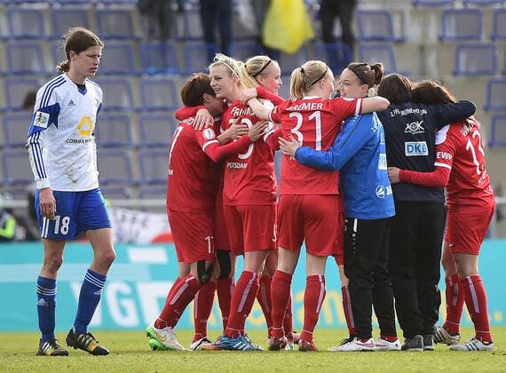 01.04.2015, xjhx, Fussball DFB Pokal Halbfinale Damen, 1.FFC Frankfurt - Turbine Potsdam, v.l. Kerstin Garefrekes (1.FFC Frankfurt) enttaeuscht, enttaeuscht schauend, dissapointed, Potsdam jubeln jubelt nach Spielende.