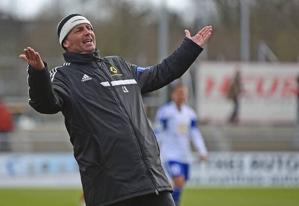 01.04.2015, xjhx, Fussball DFB Pokal Halbfinale Damen, 1.FFC Frankfurt - Turbine Potsdam, v.l. Trainer Colin Bell (1.FFC Frankfurt) gibt Anweisungen, gestikuliert, mit den Armen gestikulieren gives instructions, gesticulate.