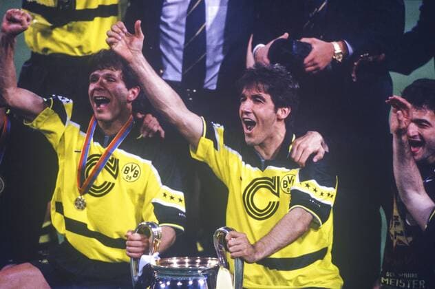 Karl Heinz Riedle und Andreas Moeller mit Pokal Fussball Champions League 1997 in Muenchen Borussia Dortmund Juventus Turin 3:1