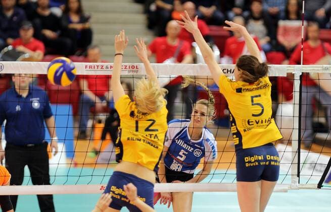 MTV Allianz Stuttgart Deutschland, Stuttgart, 01.04.2015, Volleyball, 1. Bundesliga Frauen, Saison 2014 2015, Play-Off Halbfinale Spiel 1, MTV Allianz Stuttgart - Schweriner SC: v.l. Anja Brandt (Schweriner SC), Kim Renkema (Allianz MTV Stuttgart), Lonneke Slöetjes (Schweriner SC).
