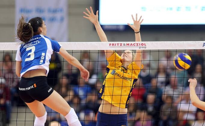 MTV Allianz Stuttgart Deutschland, Stuttgart, 01.04.2015, Volleyball, 1. Bundesliga Frauen, Saison 2014 2015, Play-Off Halbfinale Spiel 1, MTV Allianz Stuttgart - Schweriner SC: v.l. Micheli Pissinato (Allianz MTV Stuttgart), Anja Brandt (Schweriner SC).